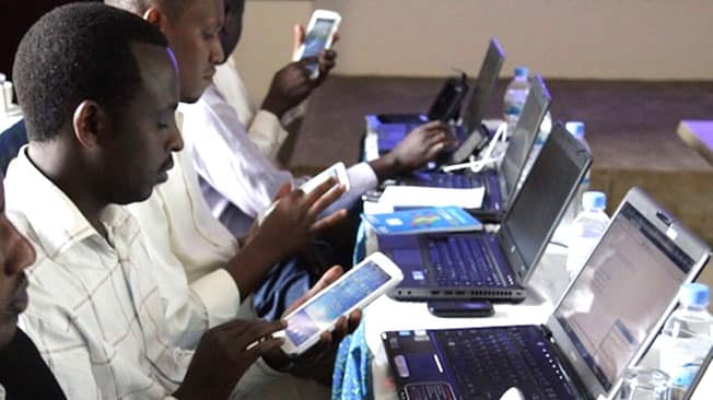En Afrique, le prix à payer pour surfer sur son téléphone mobile est encore trop souvent exorbiaccès à l'Internet mobile/accès à Internet/Waw télécom
